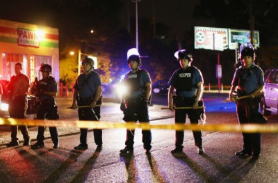 Disparan contra dos policías durante protesta en Ferguson