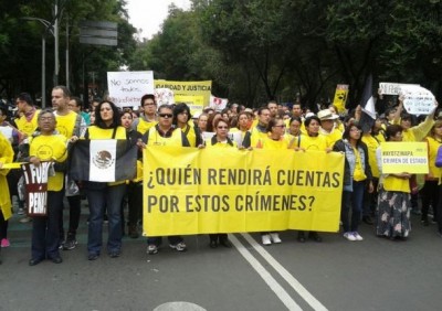 Marcha en Mexico pidiendo justicia por los 43 asesinados