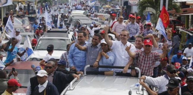 El candidato presidencial Luis Abinader en una caravana en la ciudad de Bonao