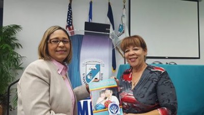 La directora de Información de TribunaDominicana.Net recibe de manos de la productora de radio y televisión de Puerto Rico, Rochy Torrens un ejemplar de la revista de su institución Fundación de Amor en <span id=