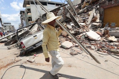 Rafael Correa: “Todavía hay muchísimos cadáveres entre los escombros”
