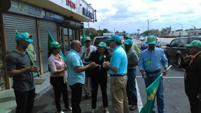 Soraya Invernizzi durante uno de sus recorridos y mano a mano en lla captación de votos.