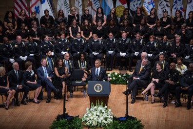  Obama rinde homenaje a las fuerzas policiales