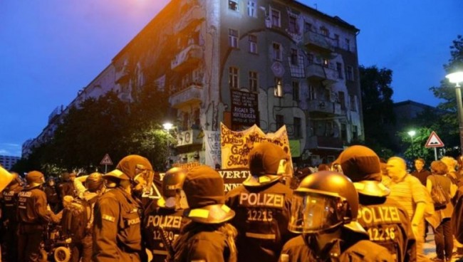 Violentos disturbios durante una manifestación concluyó con 123 agentes de policía heridos de diversa consideración 