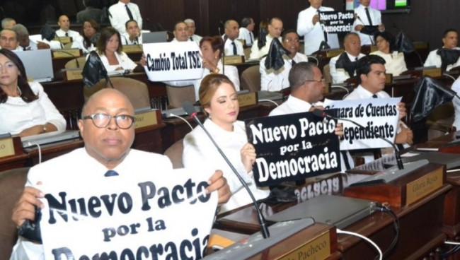 Legisladores del Partido Revolucionario Moderno (PRM) protestaron con pancartas en la legislatura de la Cámara de Diputados