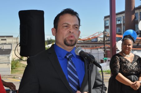 Angel Luis Gonzalez pronuncia el discurso inaugural de Alliance Home Care Agency.