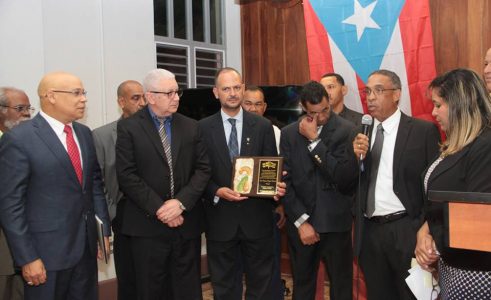 Momento en el cual los colaboradores e tribunadominicana en Puerto Rico y el Comite contra la Impunidad hacen entrega de una Placa a Marino Zapete