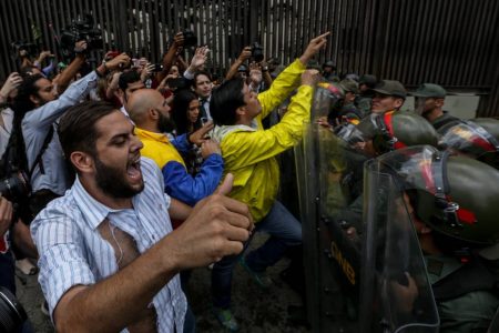 oldados de la Guardia Nacional impiden el paso de un grupo de diputados que protestan en la sede del Tribunal Supremo de Justicia el jueves 30 de marzo de 2017, en Caracas, Venezuela. 