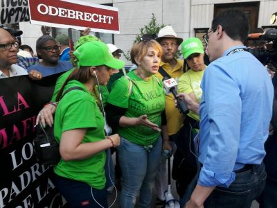 La dirigente comunitaria Monica Zapata da explicaciones de las razones por las cuales estan protestanto