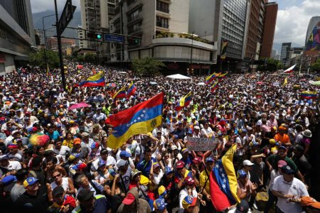 Manifestantes opositores marchan en Caracas CRISTIAN HERNÁNDEZ