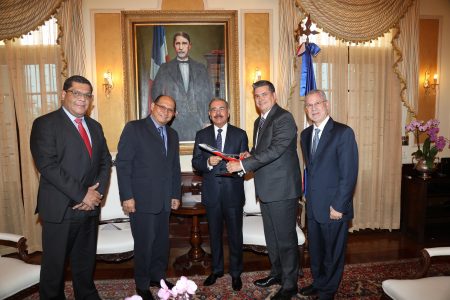 Alexander Barrios, Simeón García, Danilo Medina, Gary Stone y Víctor Casado.