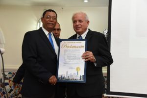 El honorable Tomas Regalado, entrega a Pedro Diaz Ballester la Proclama de la Ciudad de Miami, en el 40 Aniversario de Ballester Group;