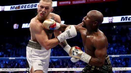 Floyd Mayweather venció a Conor McGregor por nocaut técnico en el décimo round