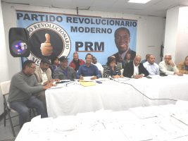 La dirección del PRM en Nueva York junto a los delegados de las corrientes políticas internas en el momento de la firma del documento.