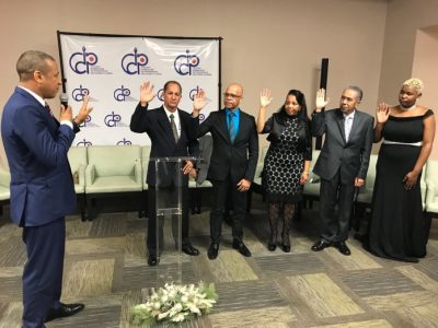 En la gráfica, el presidente del IPPP, Juan Carlos Bisonó toma el juramento de rigor al nuevo presidente de la filial del CDP en la Florida, Marcos A. Tejeda, acompañado de Jesús M. Rojas, Rose Mary Santana, Ana Lucía Ortega, Ruben Morillo y demás miembros del organismo.