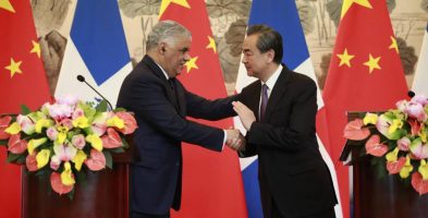 Miguel Vargas ministro de Relaciones exteriores de RD y  su homólogo chino, Wang Yi.