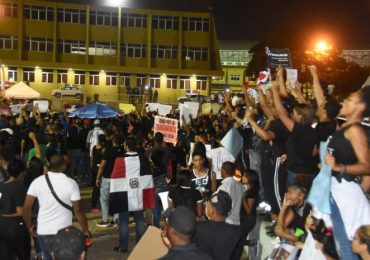 Jóvenes siguen apostados frente a JCE en protesta por suspensión elecciones