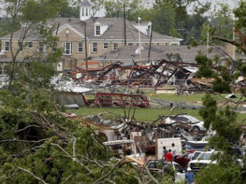 Tornados, inundaciones y nieve causan destrozos en Texas; suman al menos 16 muertos