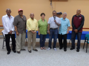 Consulado Dominicano en Miami dona útiles deportivos