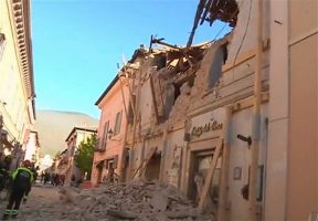 Sismo poderoso sacude centro y sur de Italia