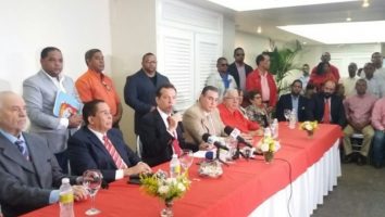 Debilitan la oposicion, gobierno divide al PRSC