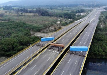 Bloquean puente Las Tienditas para obstruir ayuda humanitaria