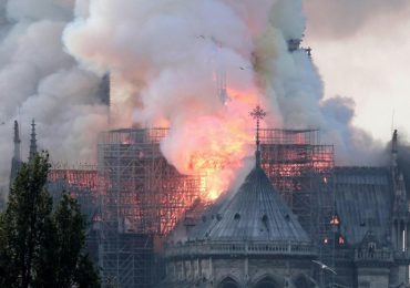 Testigos de la catástrofe lloran la pérdida de Notre Dame