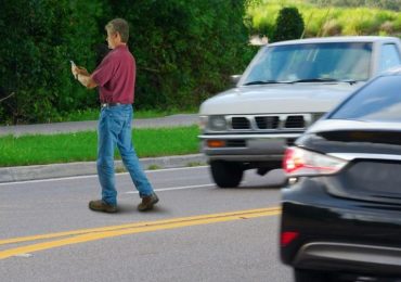 Multarán en NY y FL personas escriban en celulares mientras crucen calles