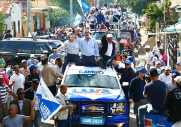 Multitud recibe a Luis,  y a Estrella en Navarrete