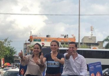 Hugo Beras en caravana con Faride Raful y Carolina Mejía