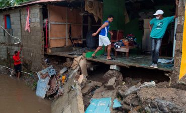 Moradores Santiago Oeste afectados por tormenta Isaías reclaman asistencia