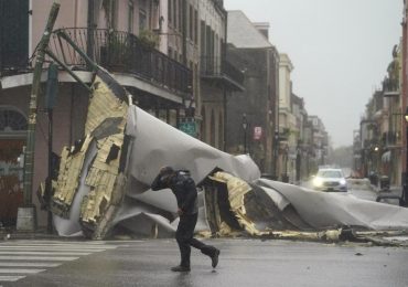 Ida se degrada a tormenta tropical sobre el suroeste de Mississippi después de arrasar en Luisiana y dejar al menos un muerto