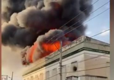 Mueren tres bomberos en incendio Casa Mora en la Vega